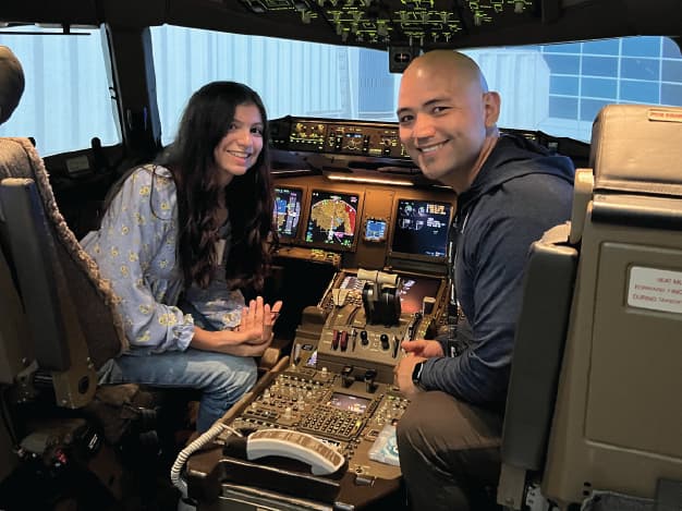 Fear of flying education with NYC airline pilots - learn aviation knowledge in safe simulator environment